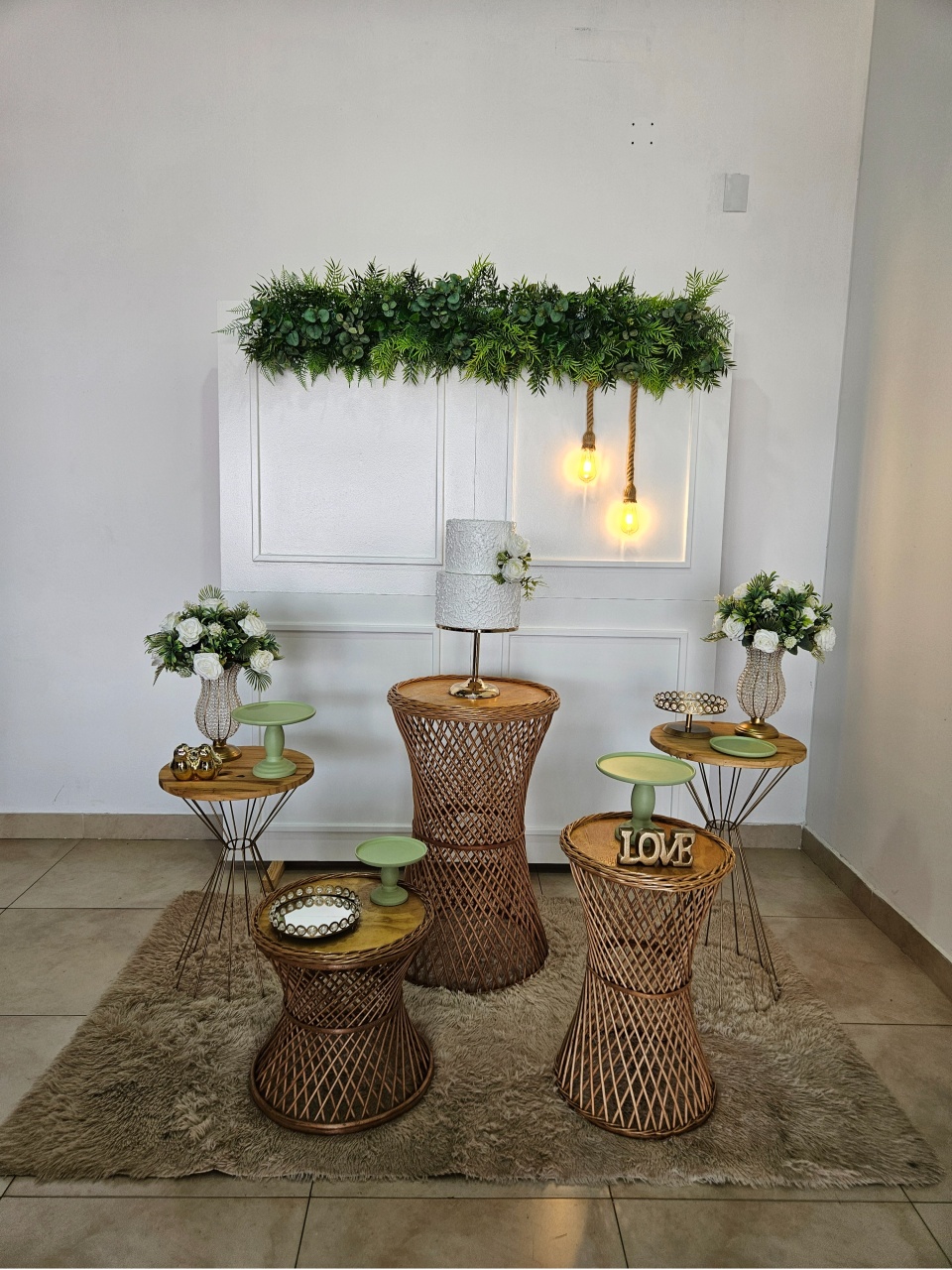 Kit Casamento/Noivado Dourado E Verde Menta - Painel Boiserie Branco Com Folhagem - DecorFest