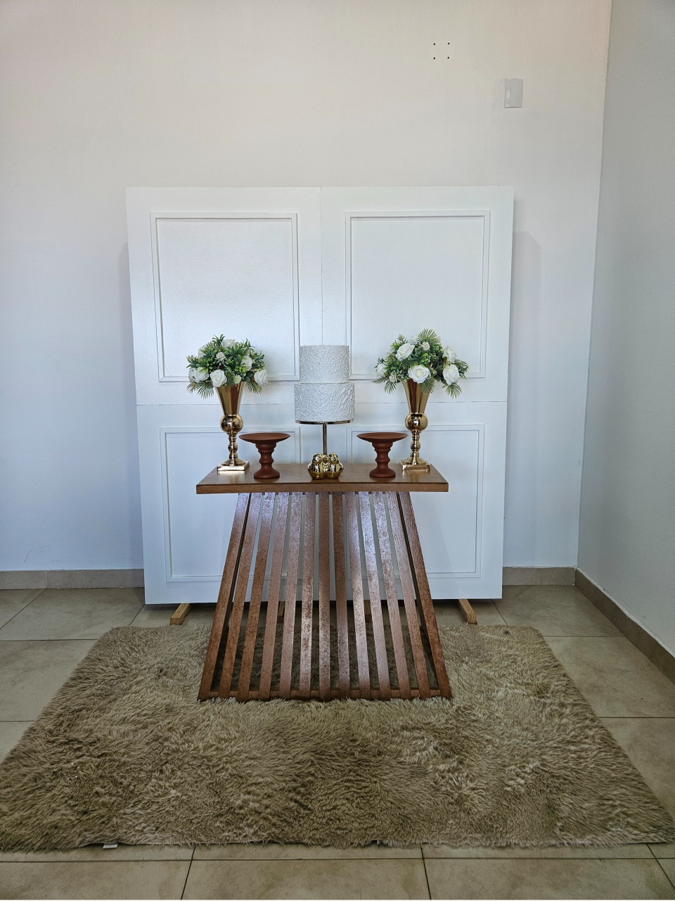 Kit Casamento/Noivado Terracota E Dourado - Painel Boiserie Branco - DecorFest