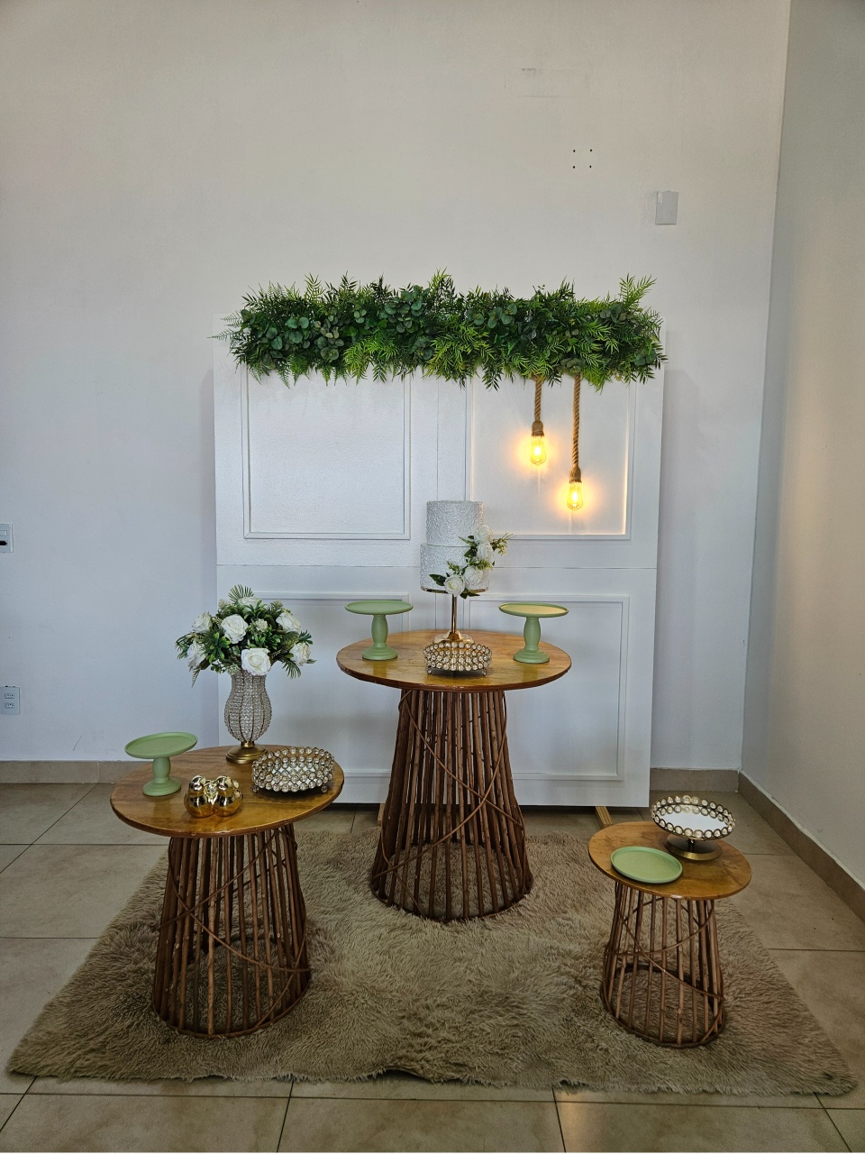 Kit Casamento/Noivado Pedraria E Verde Menta - Painel Boiserie Branco Com Folhagem - DecorFest