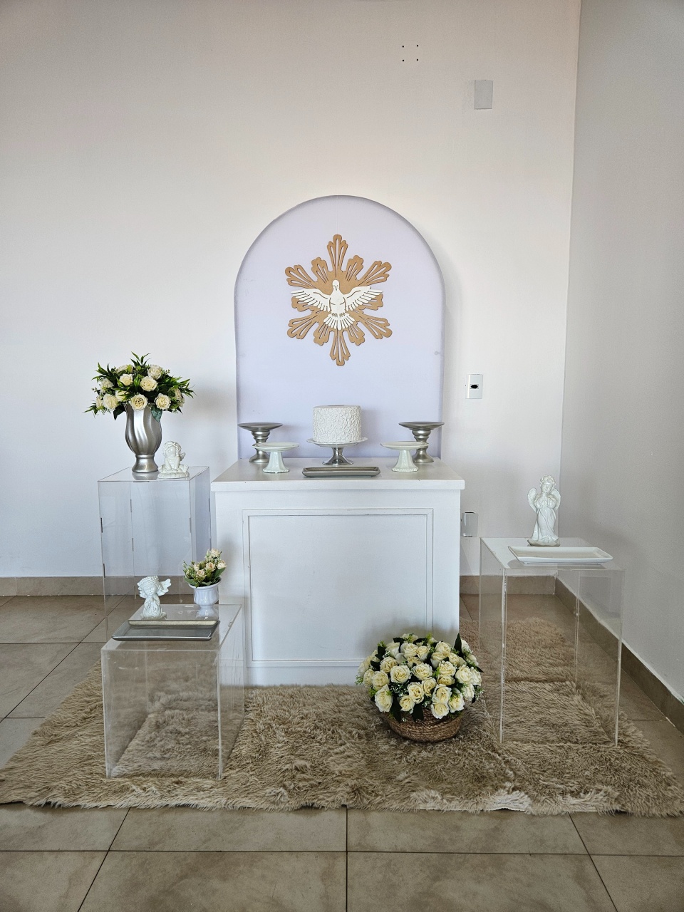 Kit Batizado Branco Com Prata Mesa Boiserie E Cubos Acrilicos - DecorFest