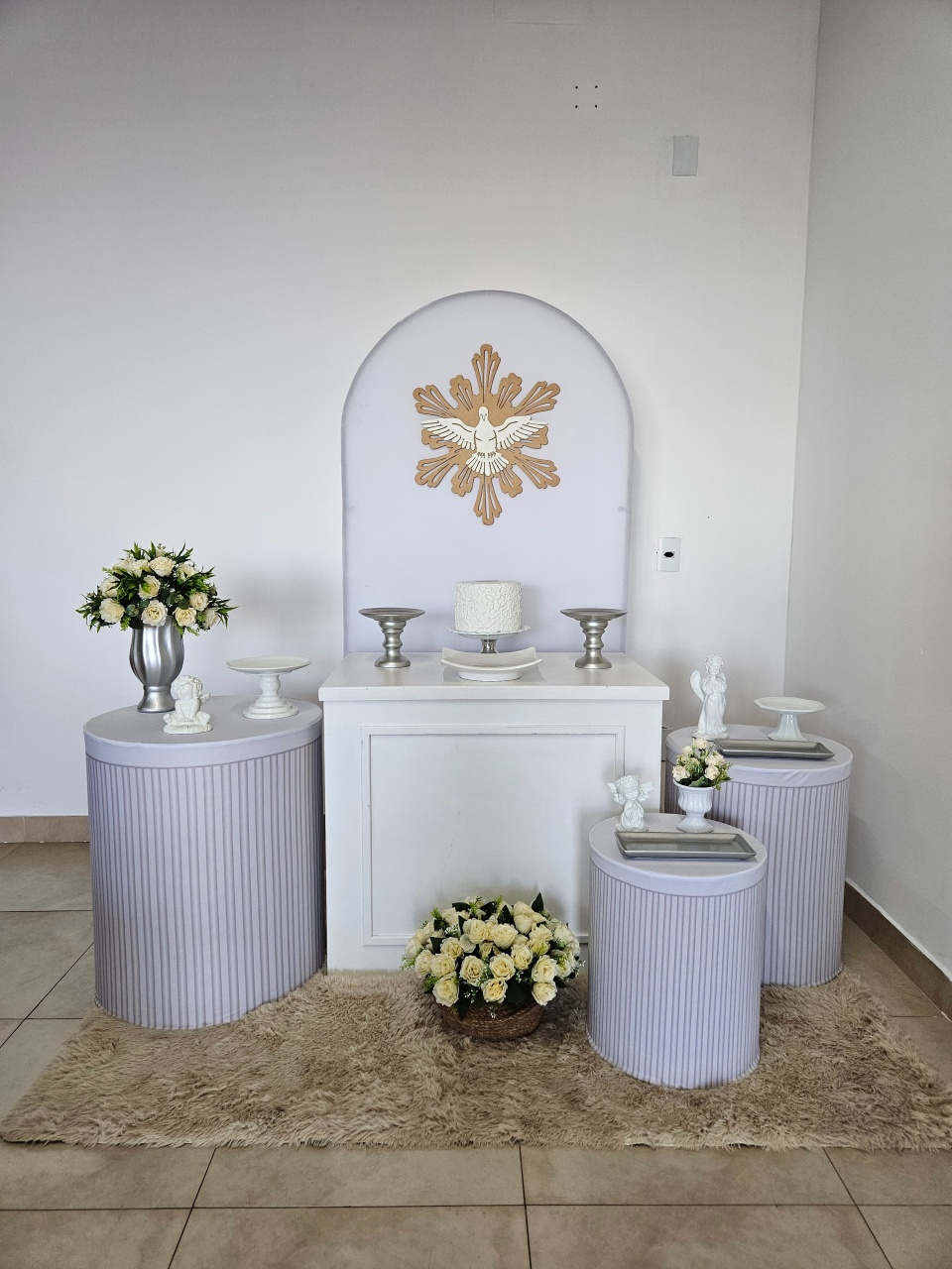 Kit Batizado Branco Com Prata Mesa Boiserie E Cilindros - DecorFest