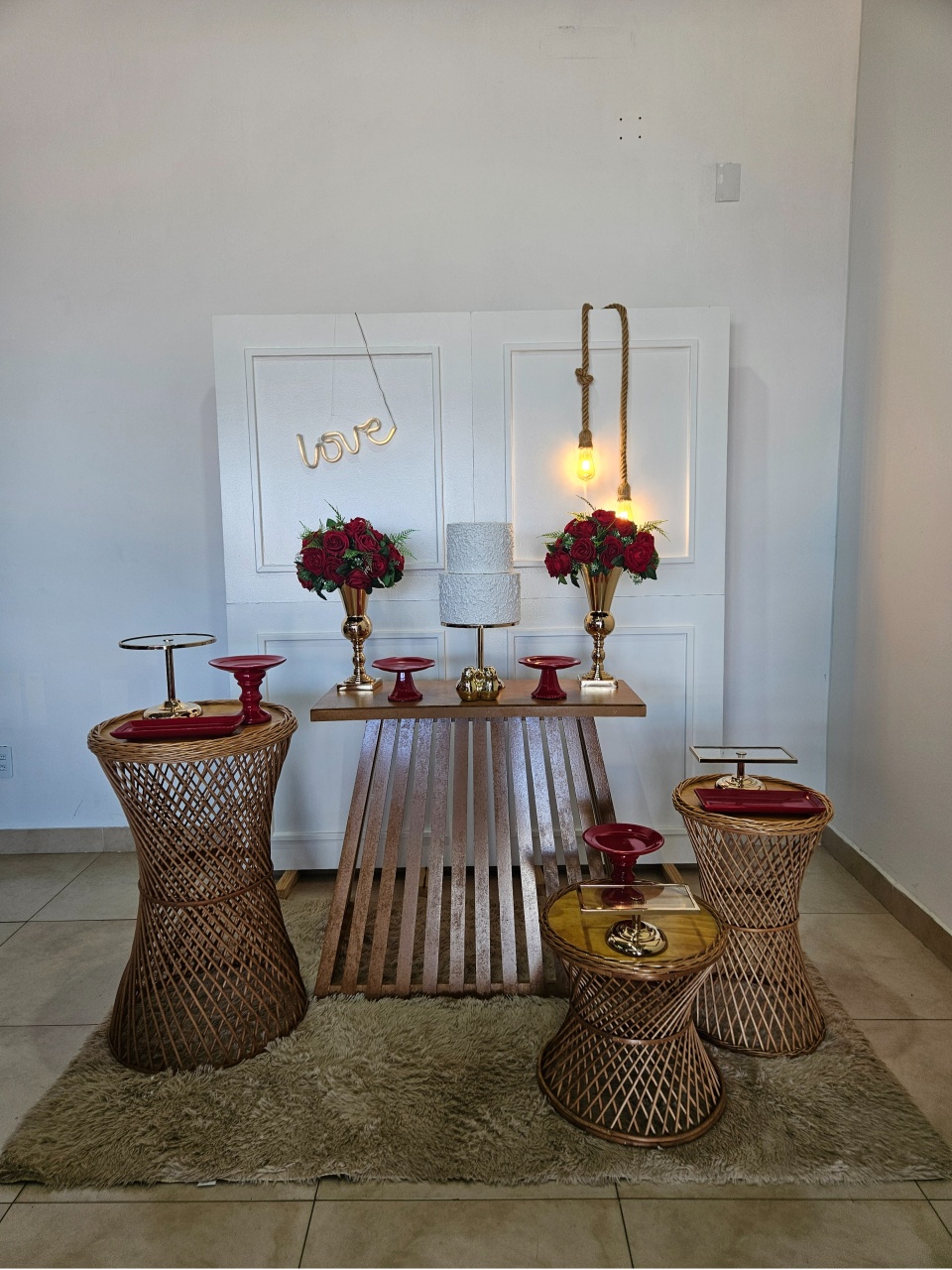 Kit Casamento/Noivado Dourado E Vermelho Vime - Painel Boiserie Branco Love - DecorFest