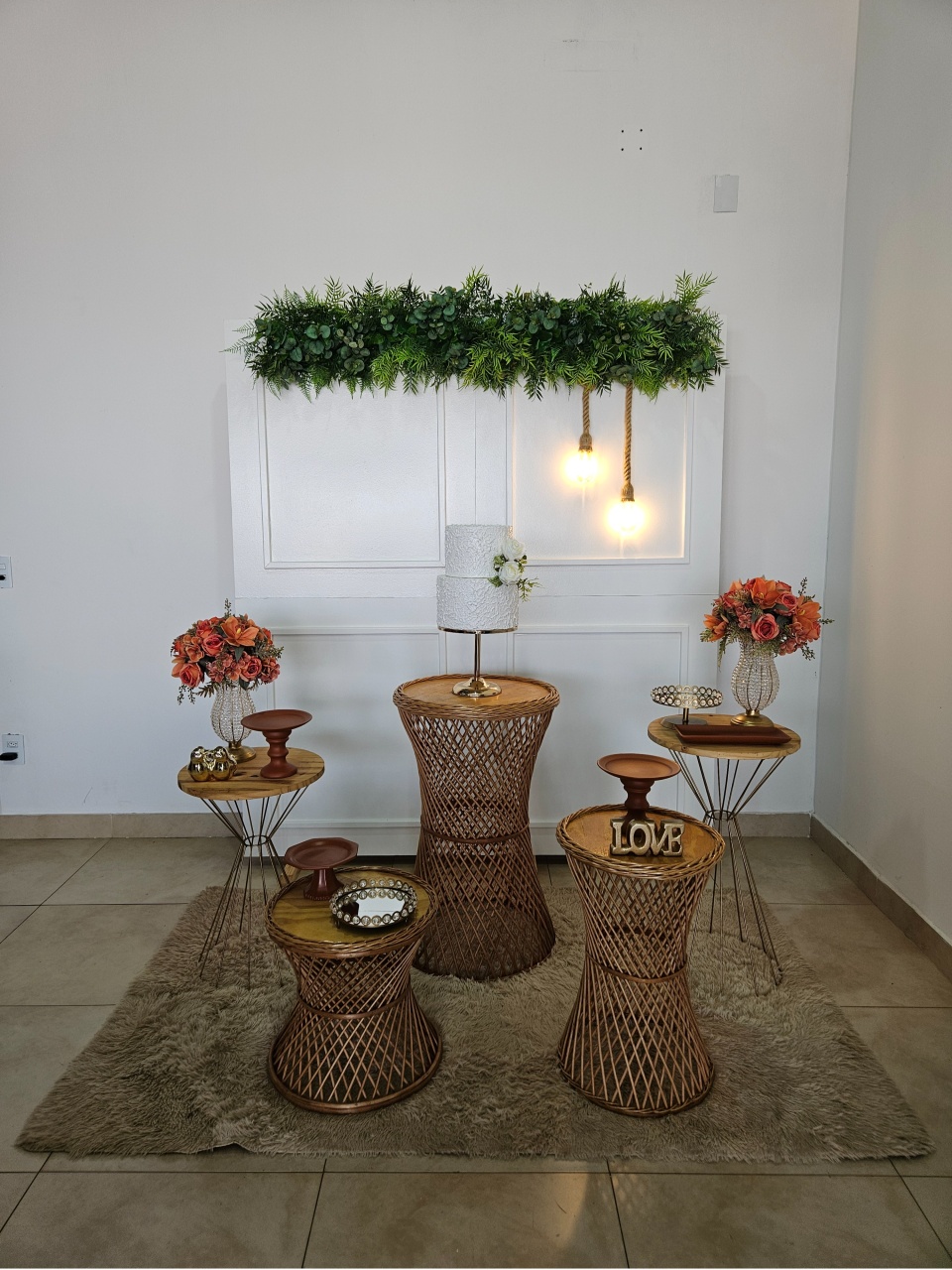Kit Casamento/Noivado Dourado E Terracota - Painel Boiserie Branco Com Folhagem - DecorFest