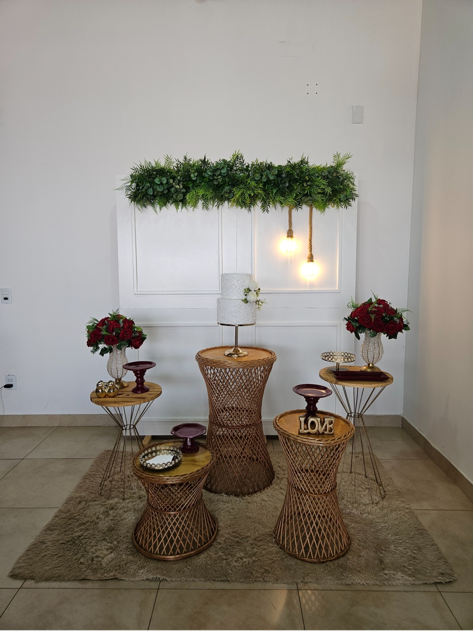 Kit Casamento/Noivado Dourado E Marsala - Painel Boiserie Branco Com Folhagem - DecorFest