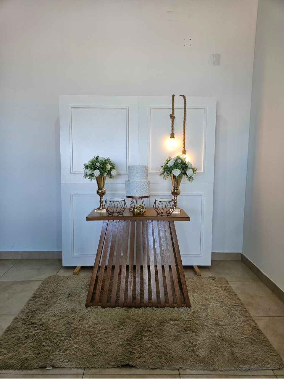 Kit Casamento/Noivado Dourado E Rose - Painel Boiserie Branco Com Pendente - DecorFest