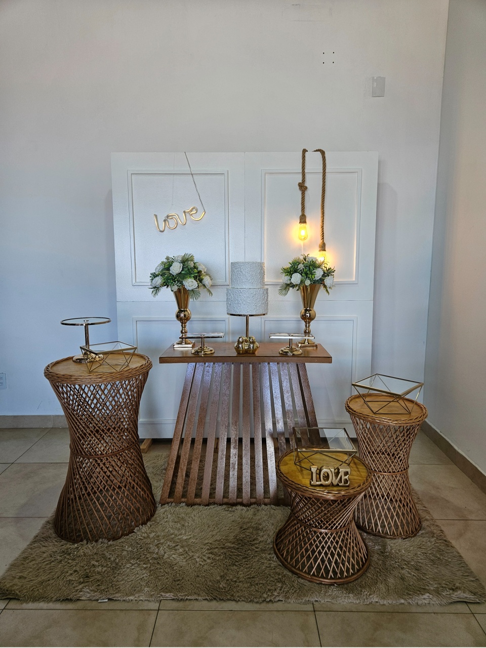 Kit Casamento/Noivado Dourado E Terracota Vime - Painel Boiserie Branco Love - DecorFest