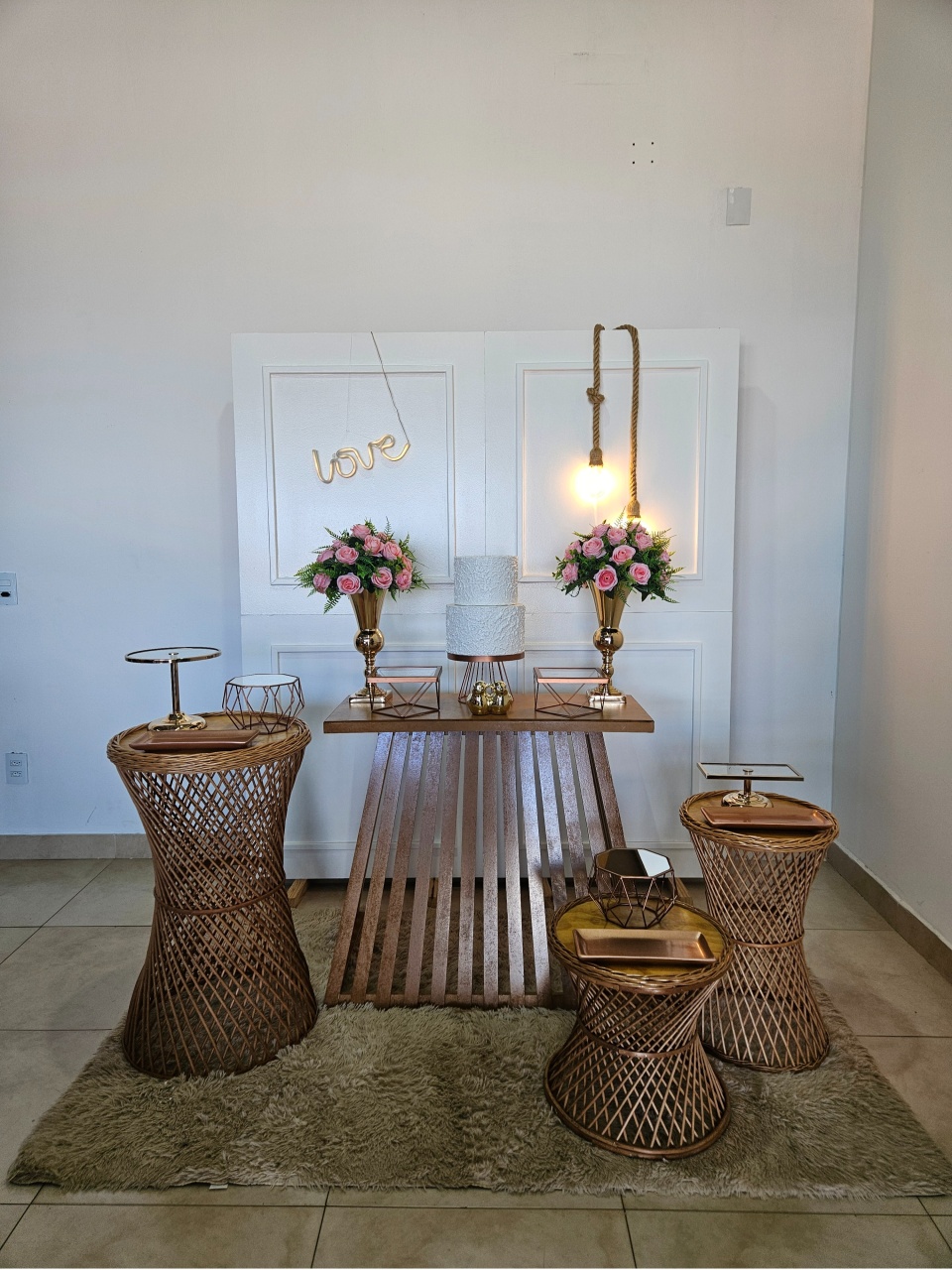 Kit Casamento/Noivado Dourado E Rose Vime - Painel Boiserie Branco Love - DecorFest