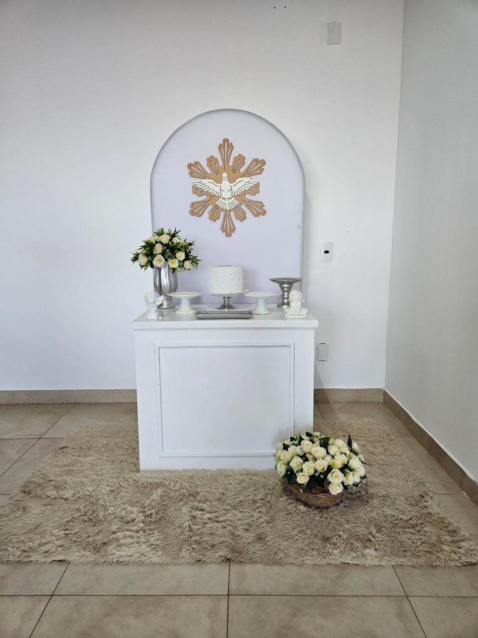 Kit Batizado Branco Com Prata Mesa Boiserie - DecorFest