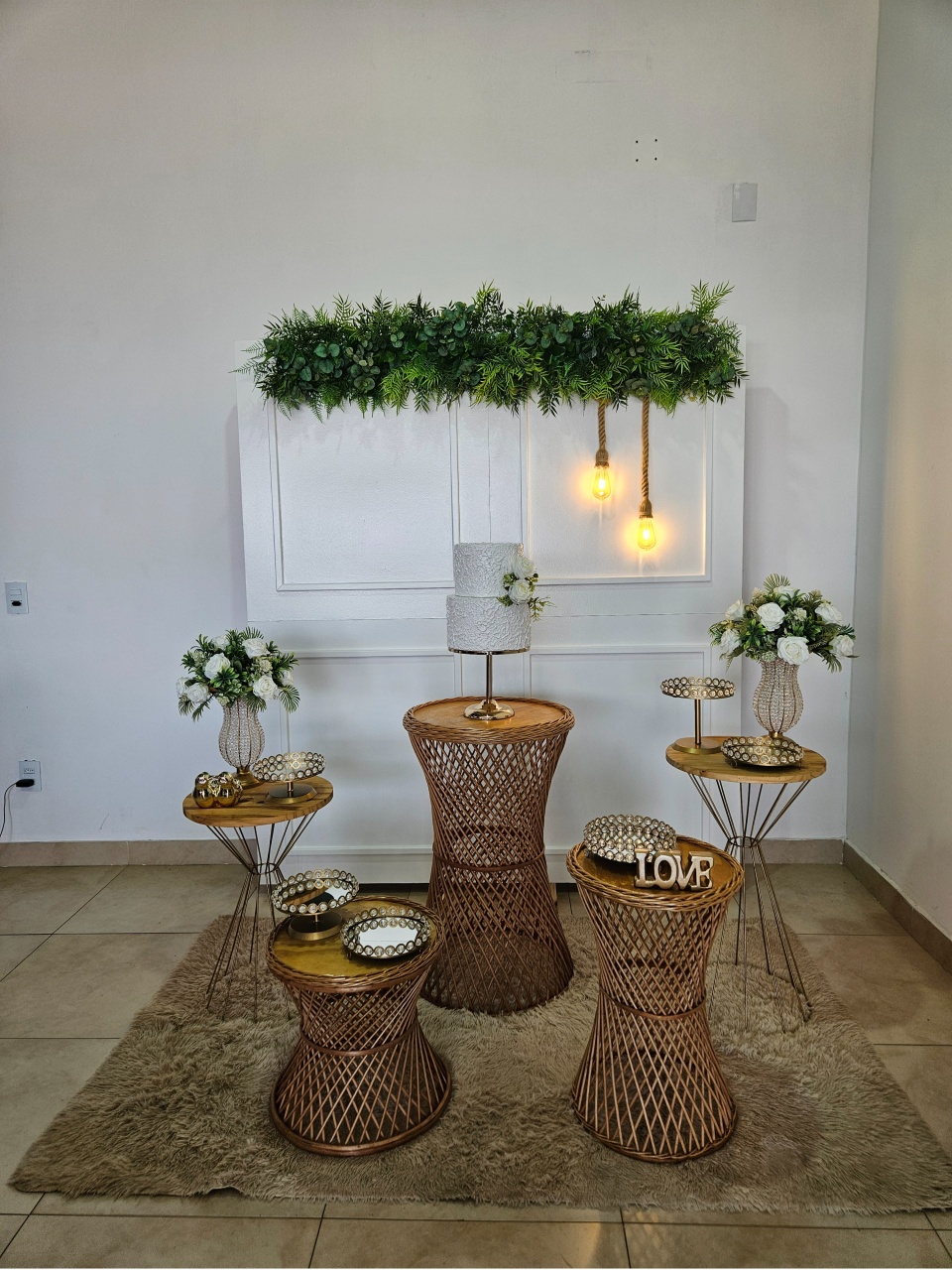 Kit Casamento/Noivado Pedraria - Painel Boiserie Branco Com Folhagem - DecorFest