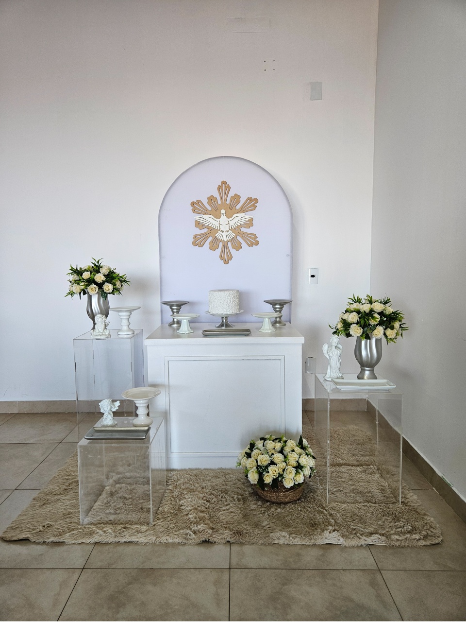 Kit Batizado Branco Com Prata Mesa Boiserie E Cubos Acrilicos 1 - DecorFest