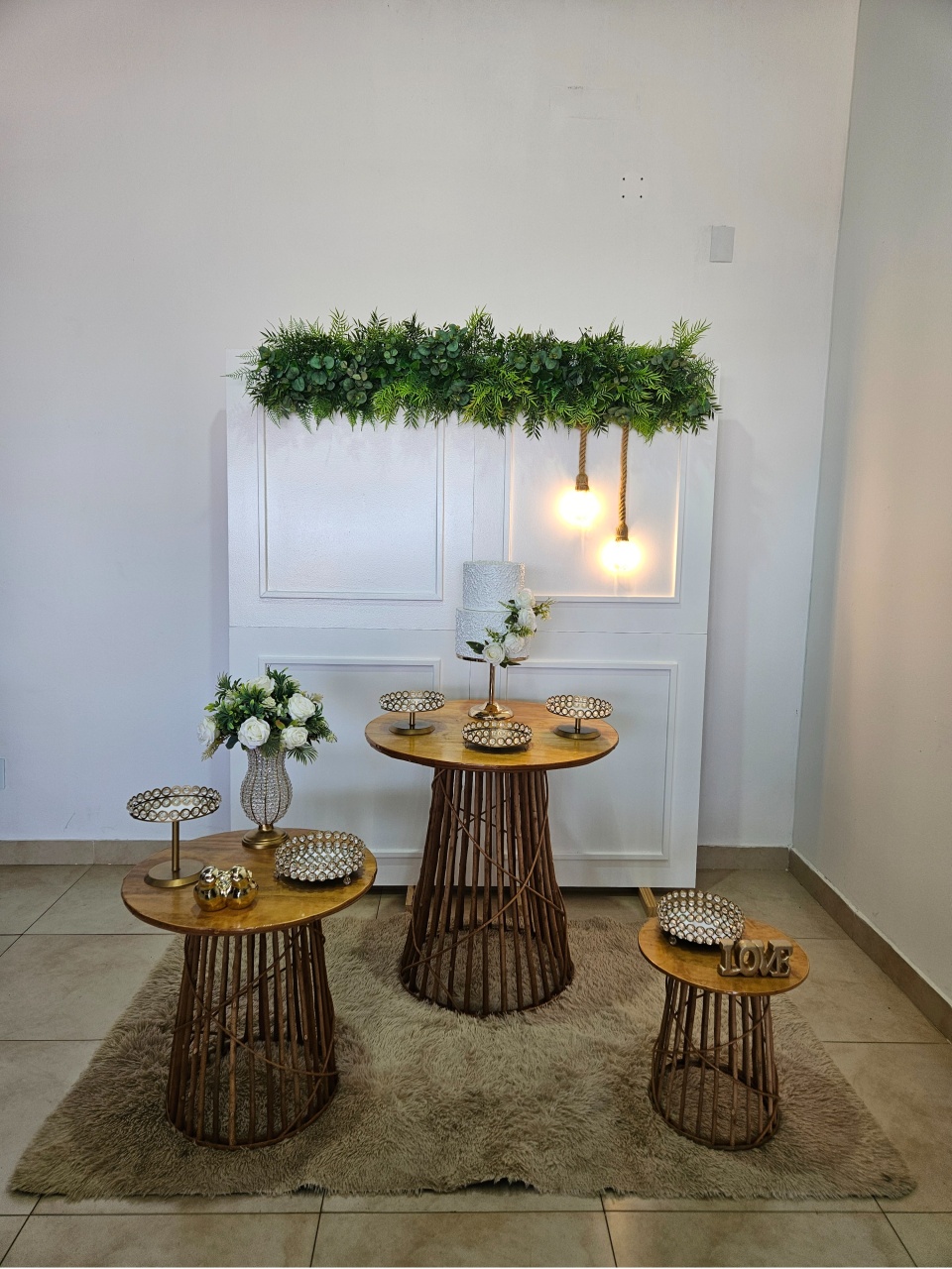 Kit Casamento/Noivado Pedraria Vime - Painel Boiserie Branco Com Folhagem - DecorFest