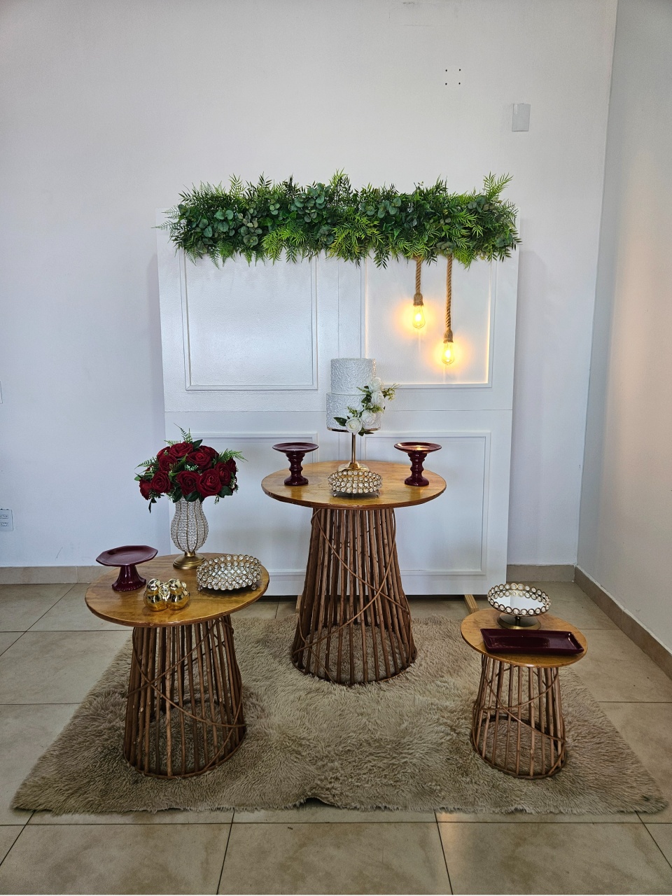 Kit Casamento/Noivado Pedraria E Marsala - Painel Boiserie Branco Com Folhagem - DecorFest