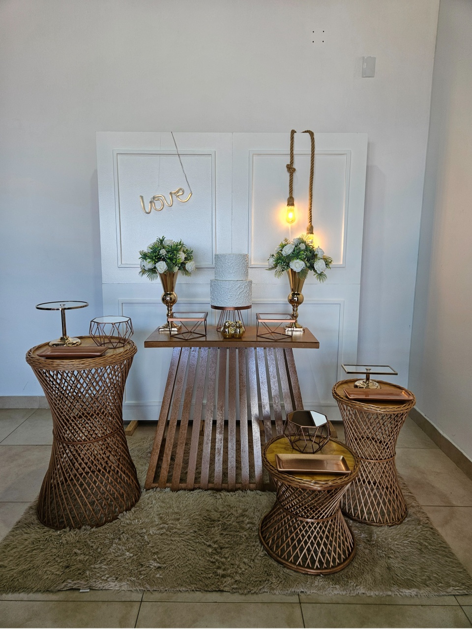 Kit Casamento/Noivado Dourado E Rose Vime- Painel Boiserie Branco Love - DecorFest