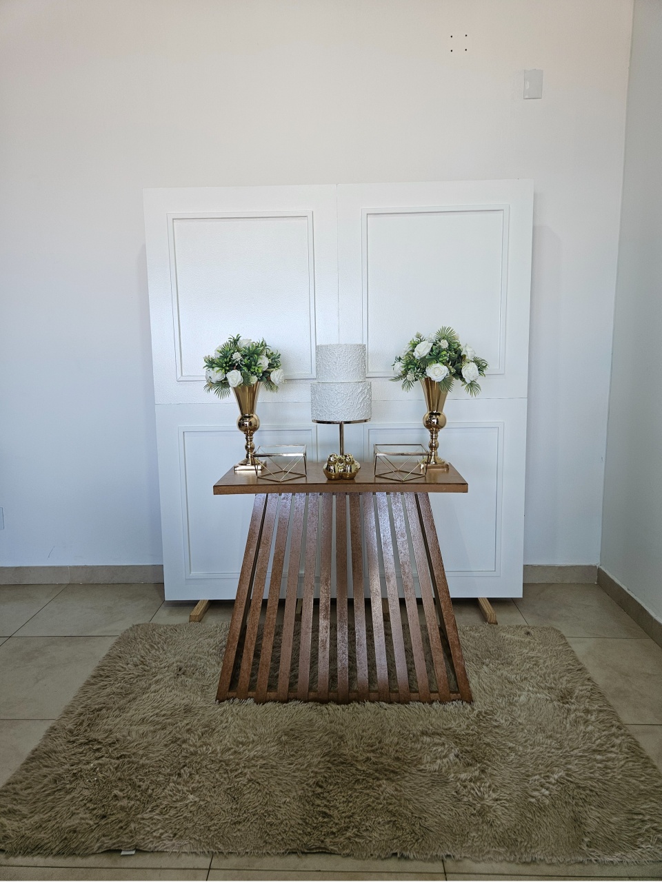 Kit Casamento/Noivado Dourado - Painel Boiserie Branco - DecorFest