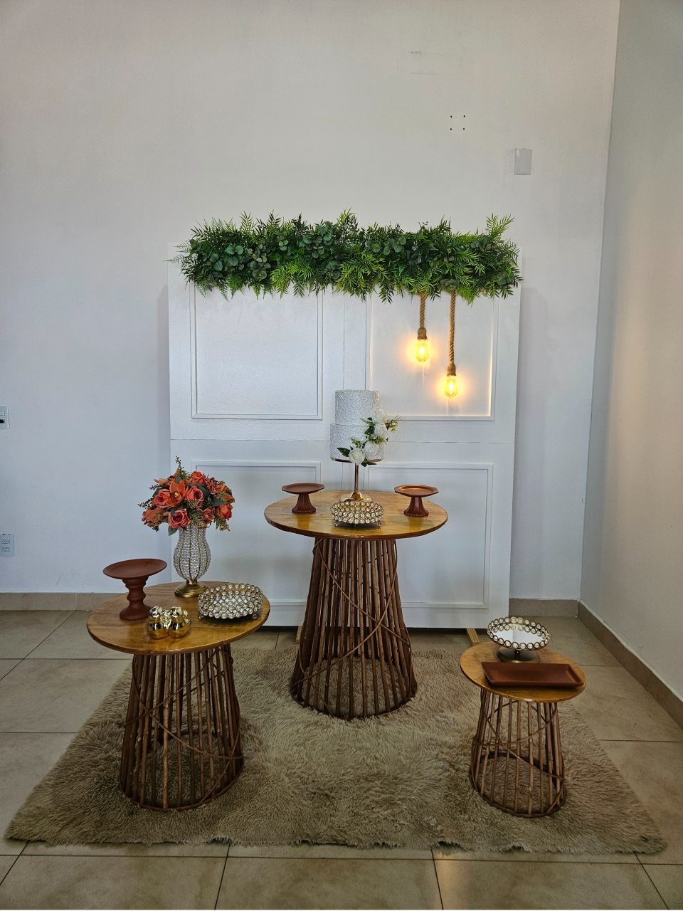 Kit Casamento/Noivado Pedraria E Terracota - Painel Boiserie Branco Com Folhagem - DecorFest