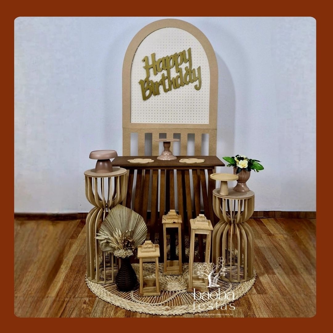 Composição - Mesa Triângulo + Painel 2X1 Ripado Mdf + Vaso Boho + Lamparinas + Placa - Baobafestas