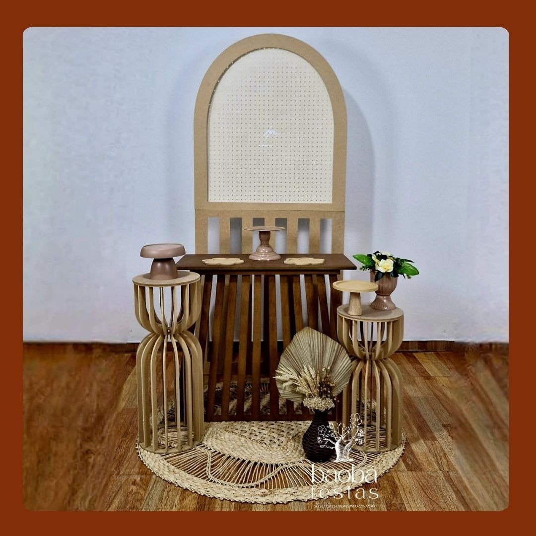 Composição - Mesa Triângulo + Painel 2X1 Ripado Mdf + Vaso Boho + Lamparinas (Cópia) - Baobafestas