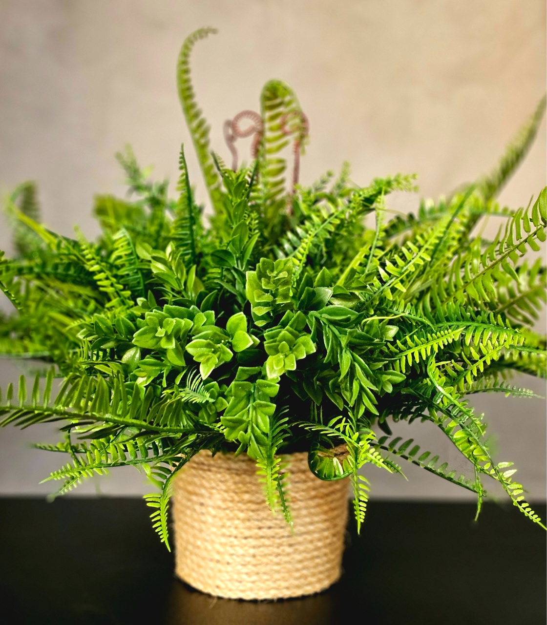 Arranjo Samambaia Com Vaso de Sisal - Cuca Maluca Festas