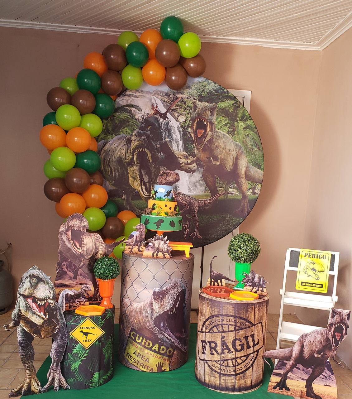 Dinossauro 01 - a Bela e a Fera Locação de decorações e brinquedos