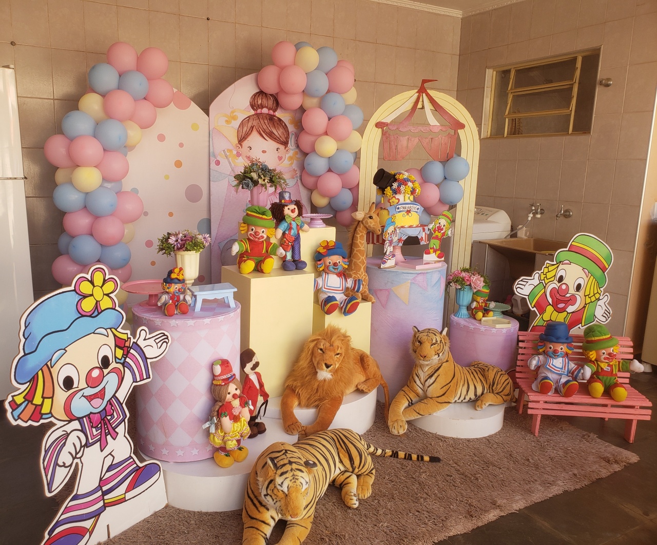 Circo (Menina) 01 - a Bela e a Fera Locação de decorações e brinquedos