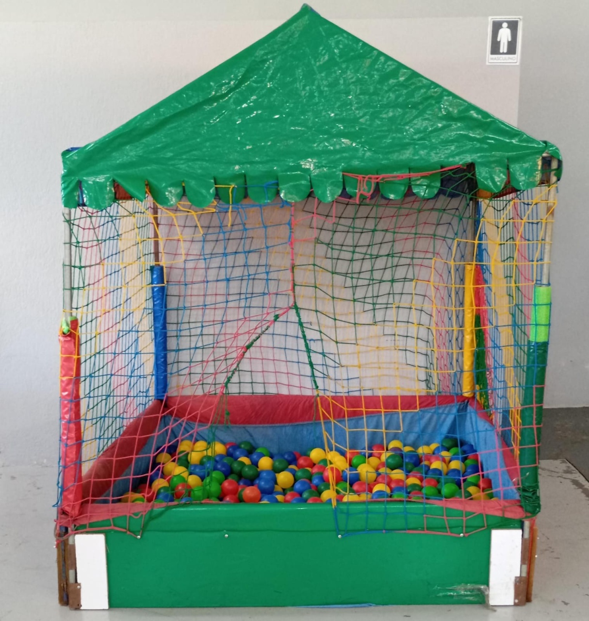 Piscina de Bolinha - a Bela e a Fera Locação de decorações e brinquedos