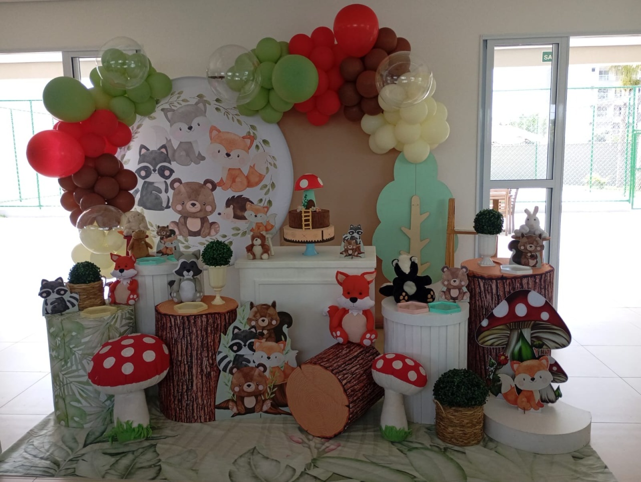 Bosque - a Bela e a Fera Locação de decorações e brinquedos