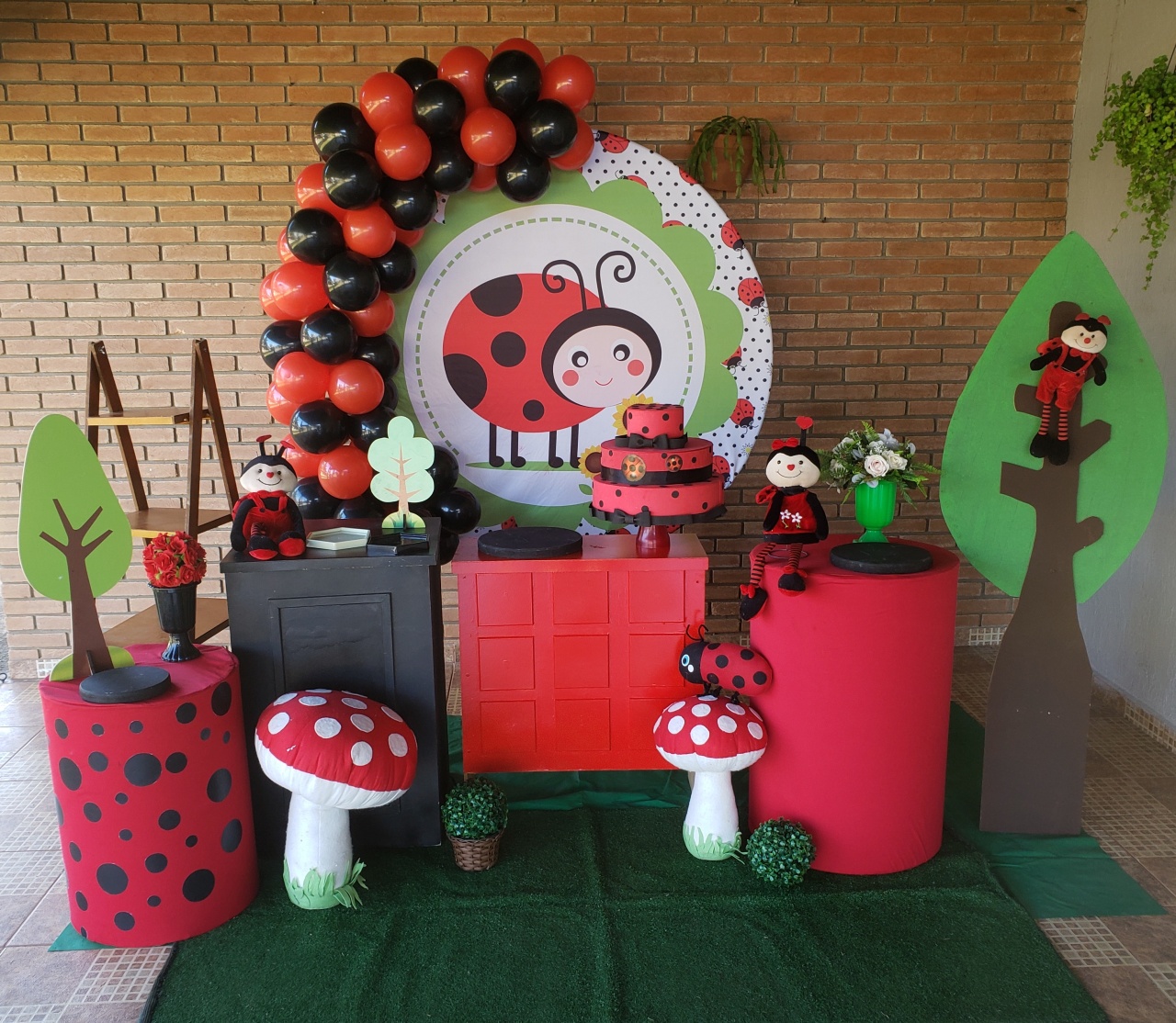 Joaninha - a Bela e a Fera Locação de decorações e brinquedos