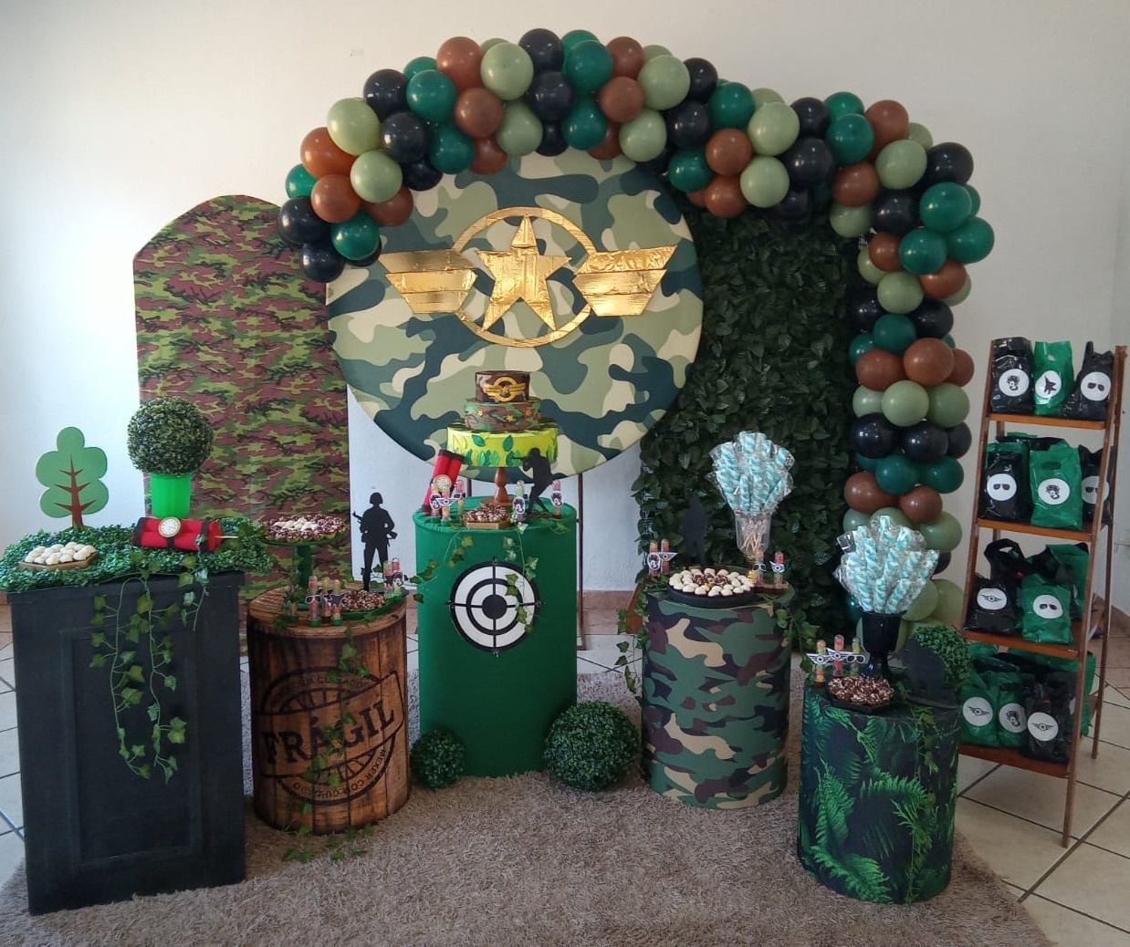 Exercito - a Bela e a Fera Locação de decorações e brinquedos
