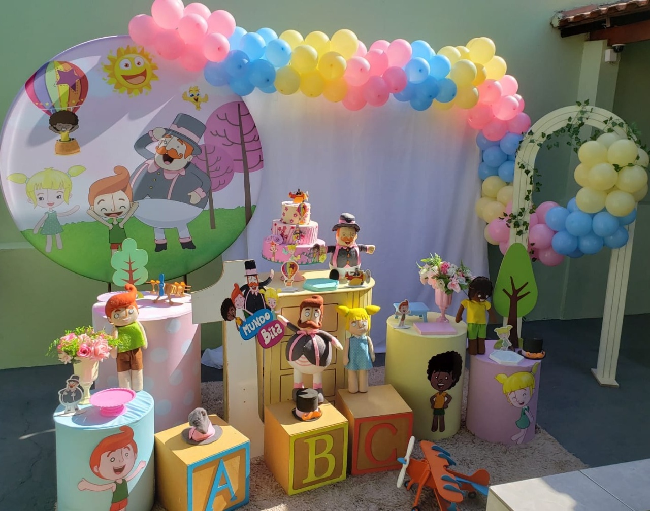 Bitta Menino - a Bela e a Fera Locação de decorações e brinquedos