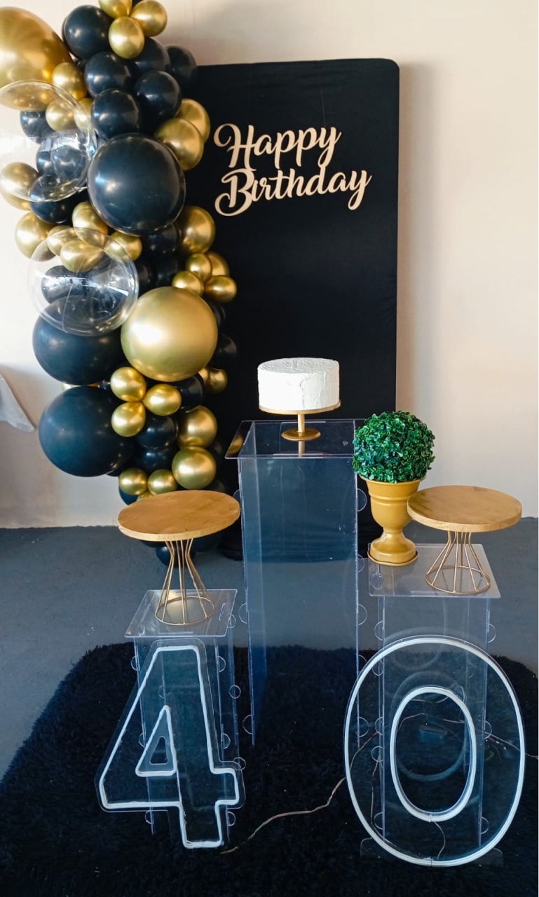 Preto 02 - a Bela e a Fera Locação de decorações e brinquedos