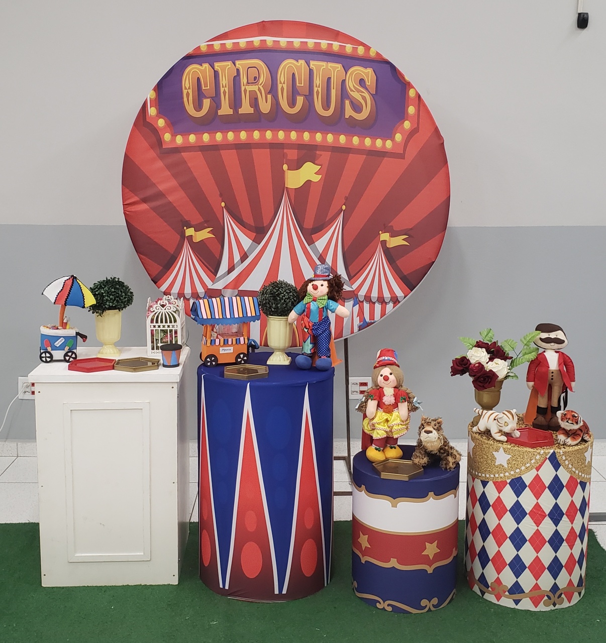 Circo (Menino) - a Bela e a Fera Locação de decorações e brinquedos