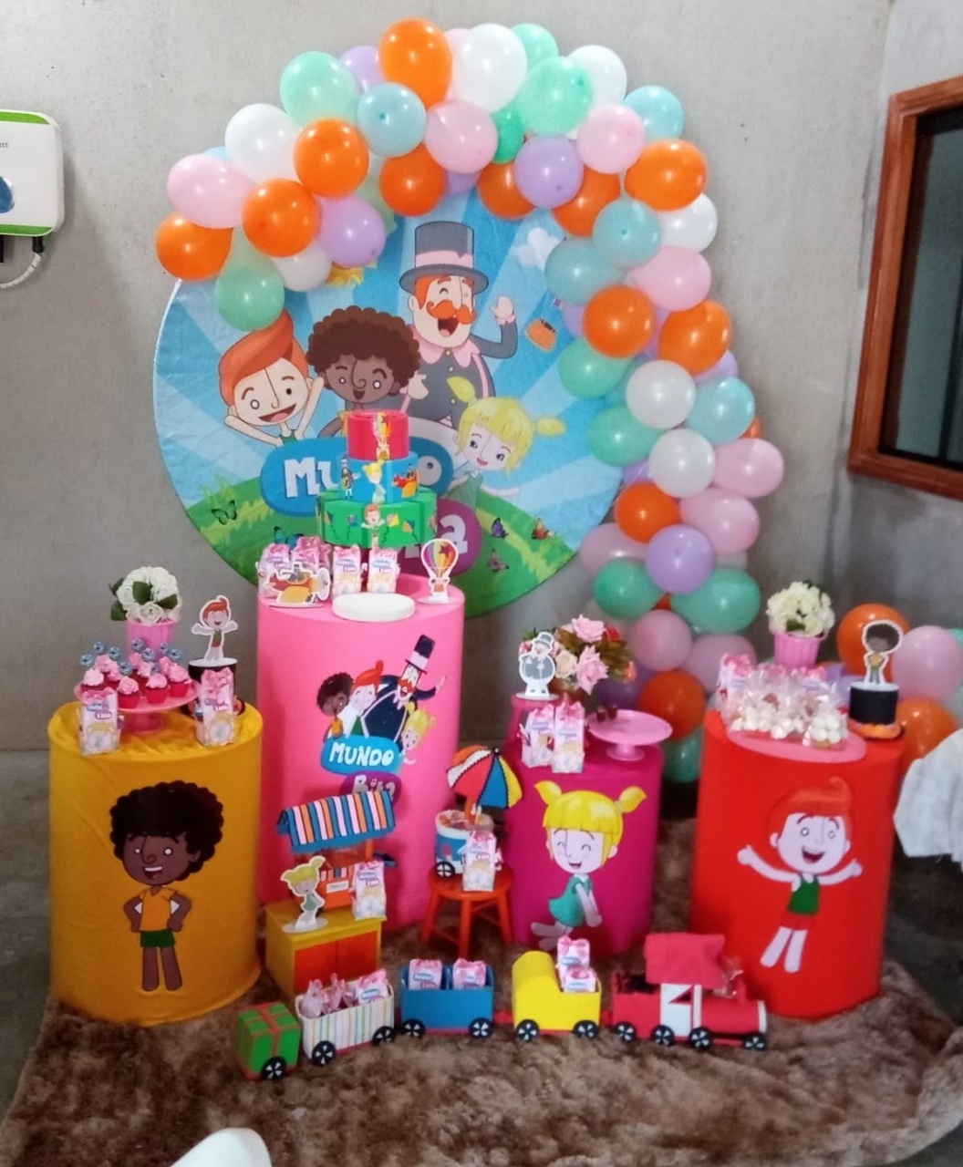 Bitta Menina - a Bela e a Fera Locação de decorações e brinquedos