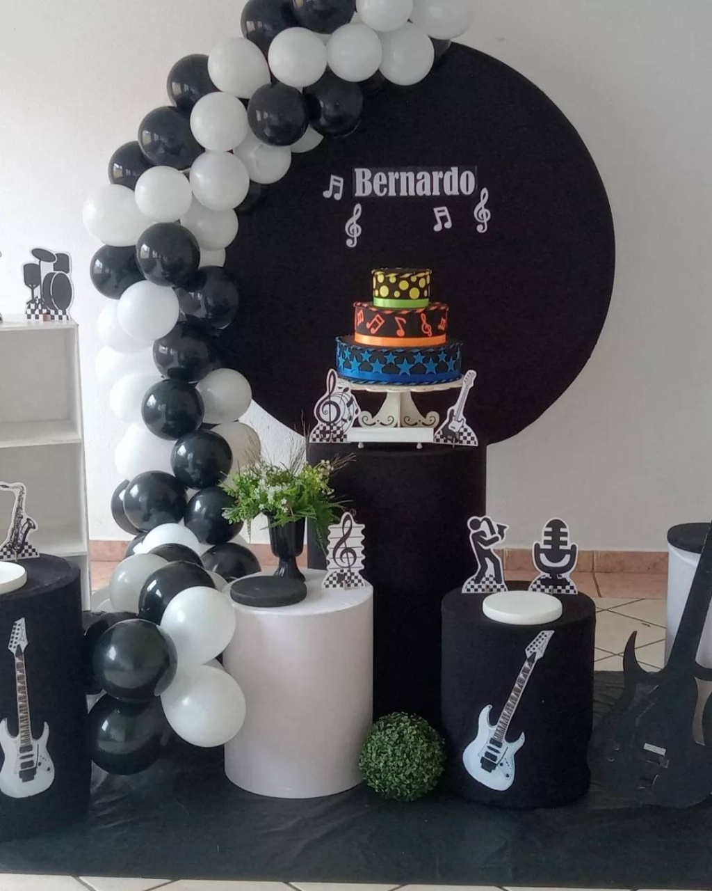 Preto 01 - a Bela e a Fera Locação de decorações e brinquedos