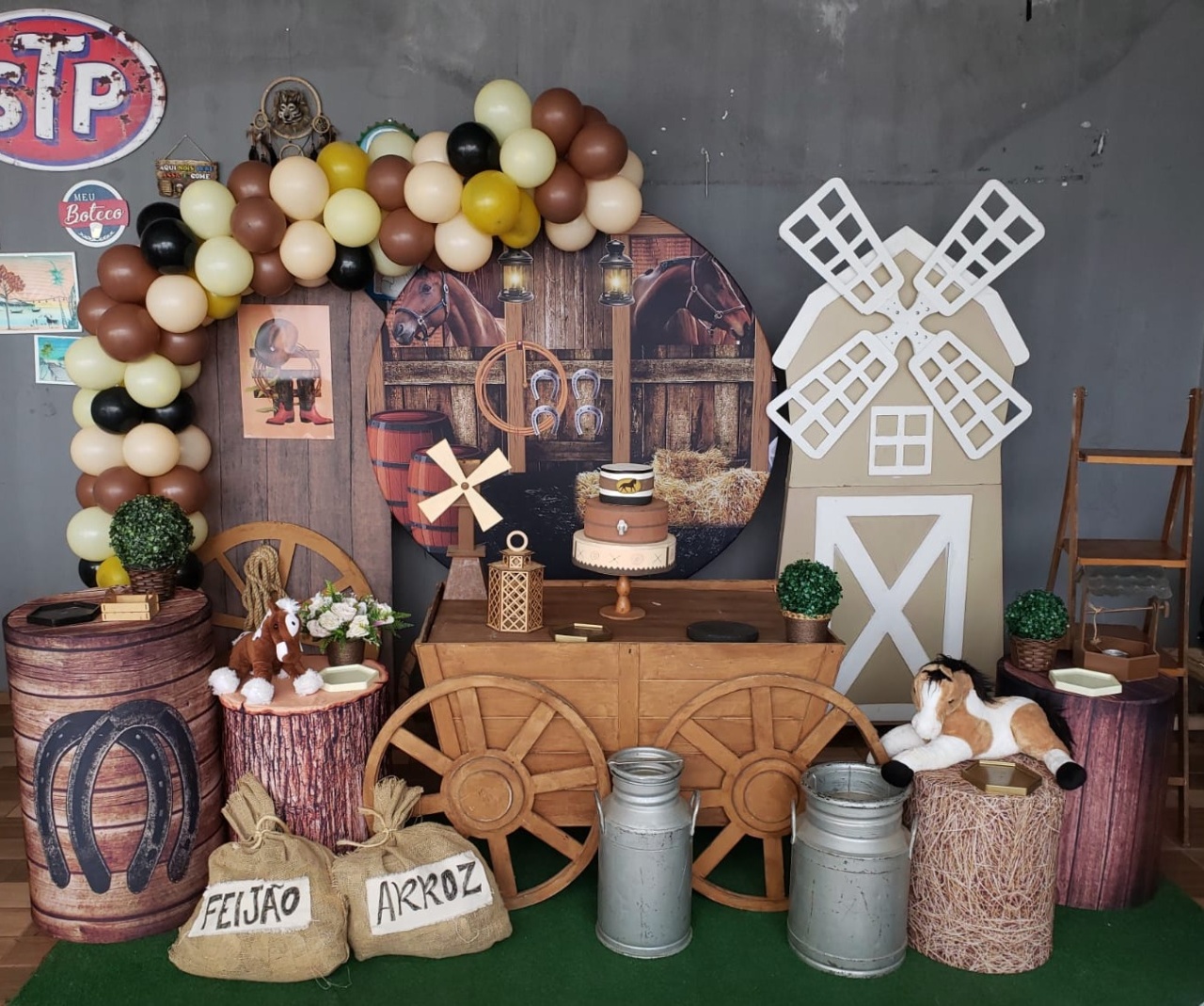 Boiadeiro 02 - a Bela e a Fera Locação de decorações e brinquedos