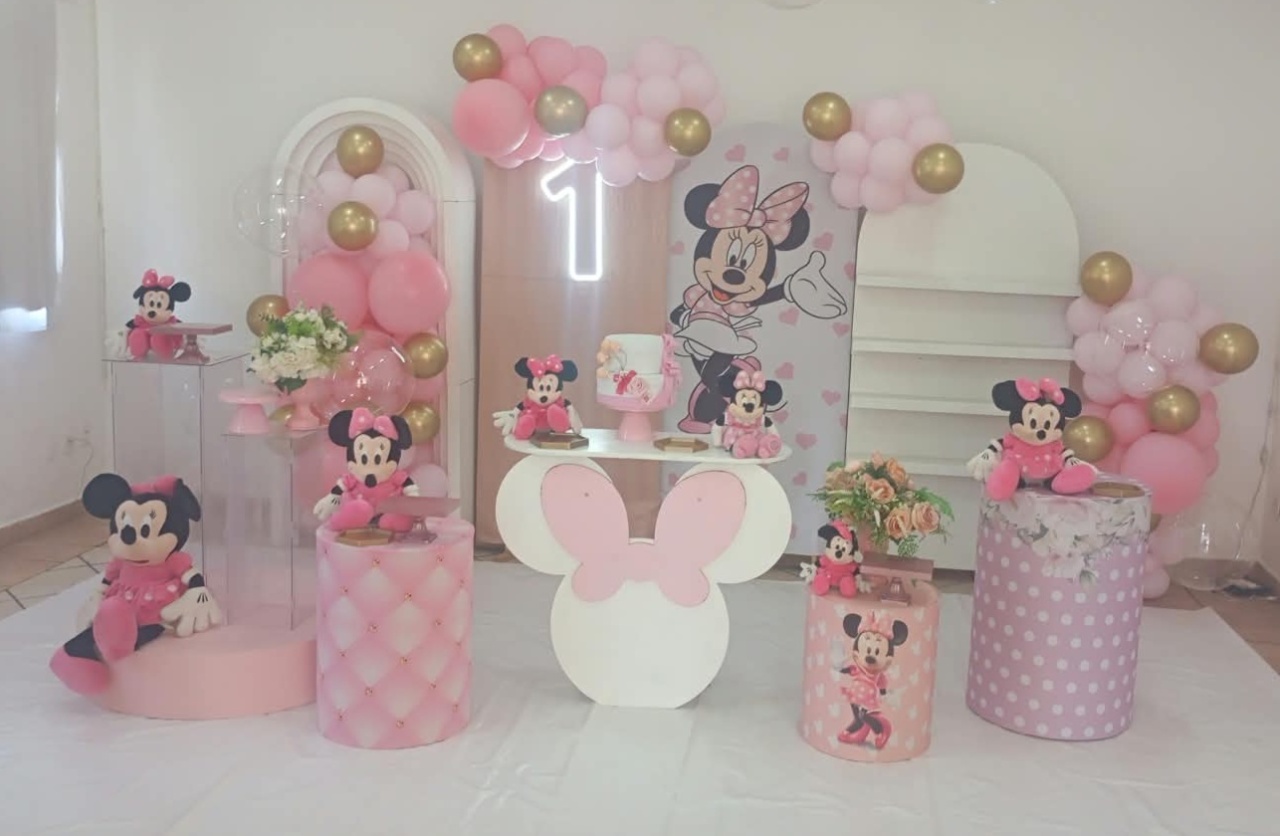 Minne Rosa - a Bela e a Fera Locação de decorações e brinquedos