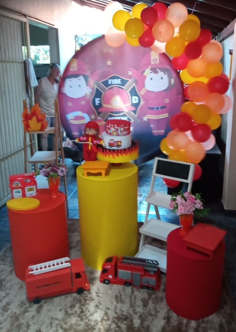 Bombeiro - a Bela e a Fera Locação de decorações e brinquedos