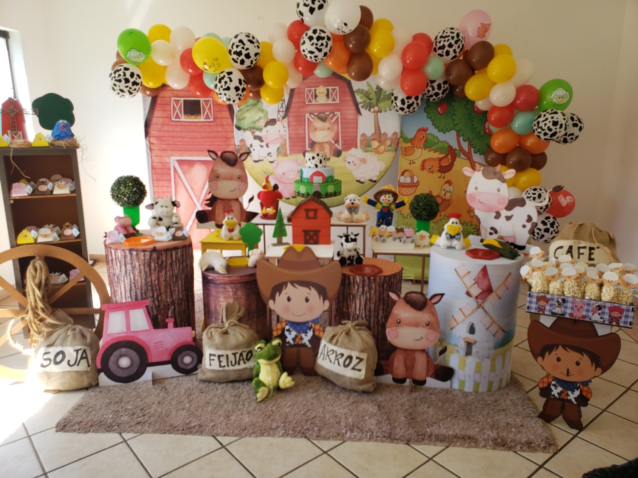 Fazendinha 01 - a Bela e a Fera Locação de decorações e brinquedos