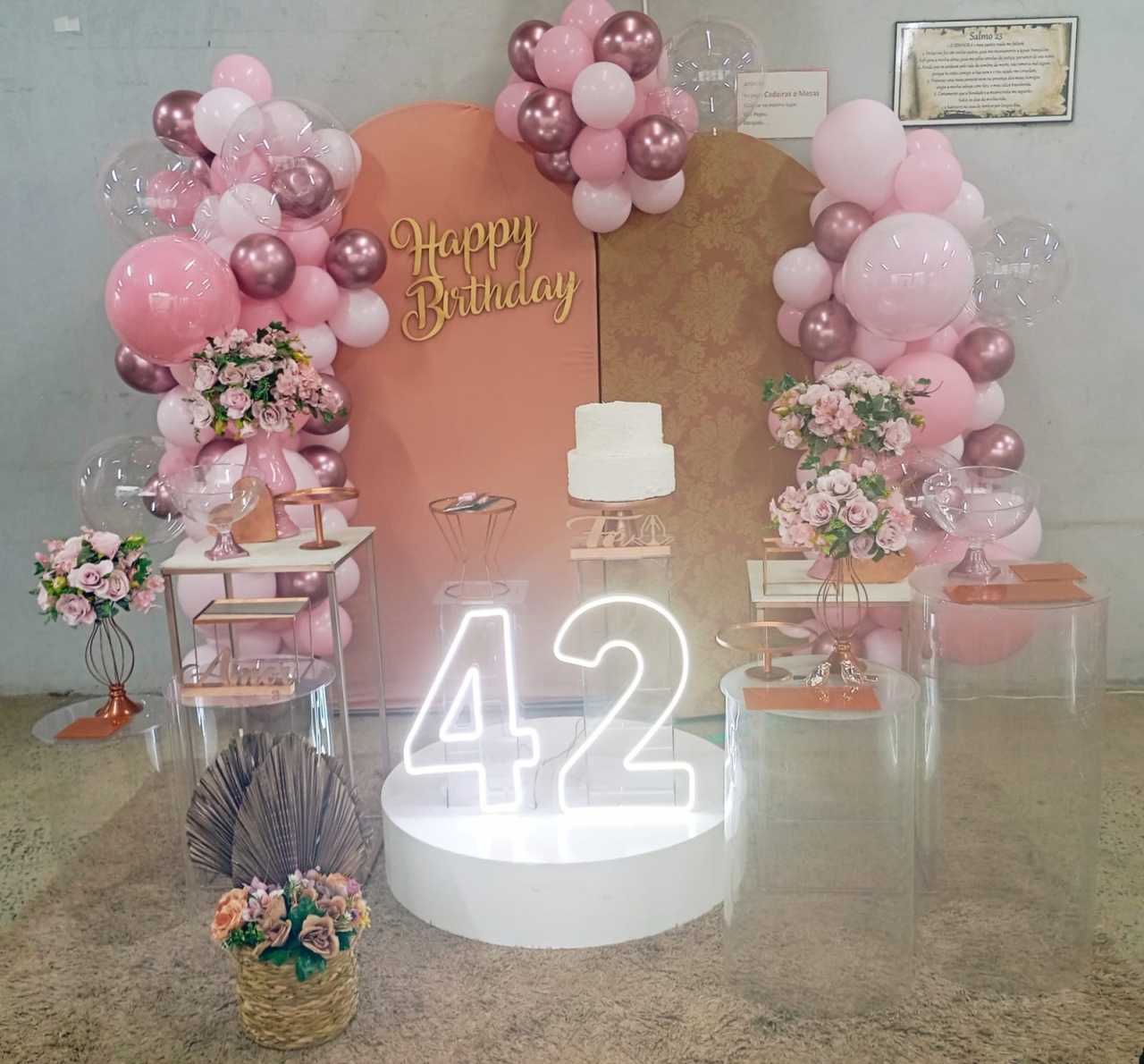 Rosa Luxo 02 - a Bela e a Fera Locação de decorações e brinquedos