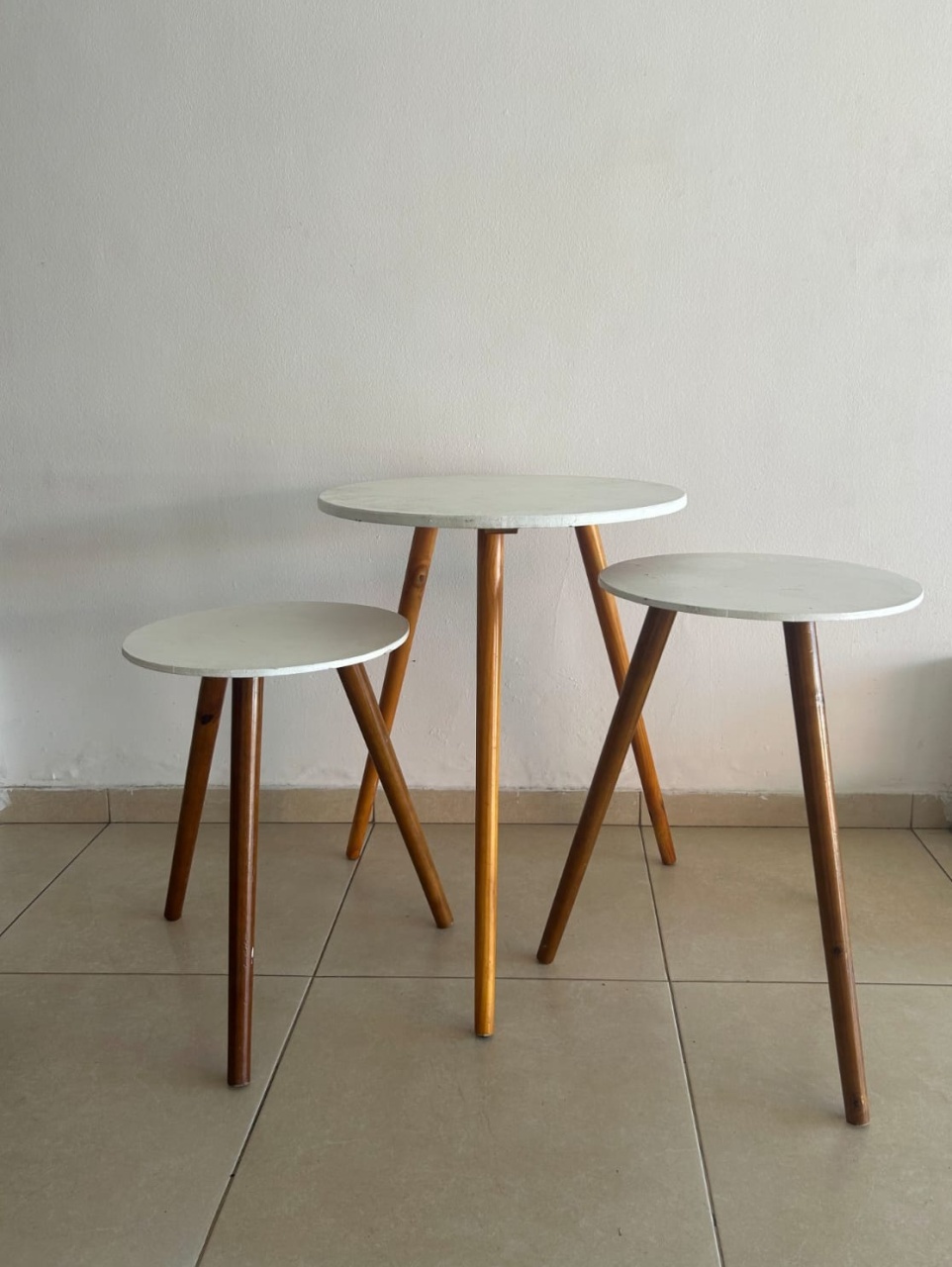 Trio de Mesa Branca Com Pés de Madeira  - Diana's Festas
