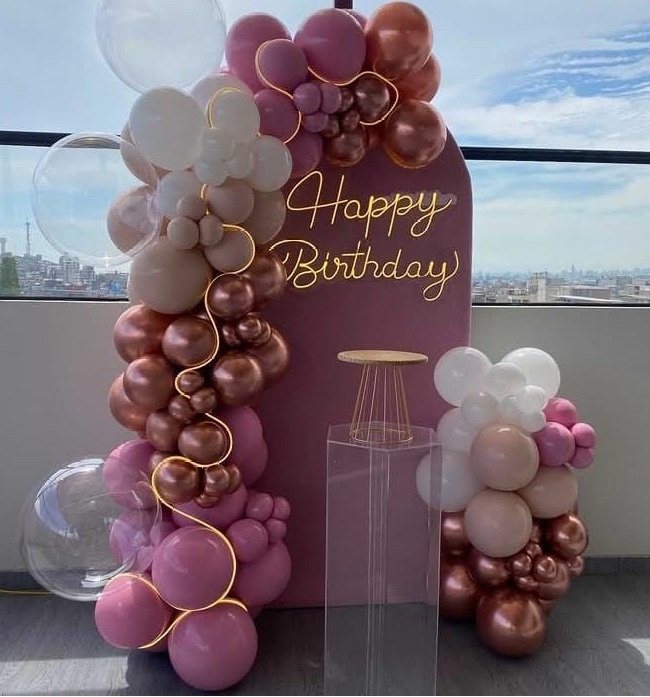 Aniversario Rose Gold Com Fio de Led Nos Balões Cod. 1678 - Ateliê by Deise festas 