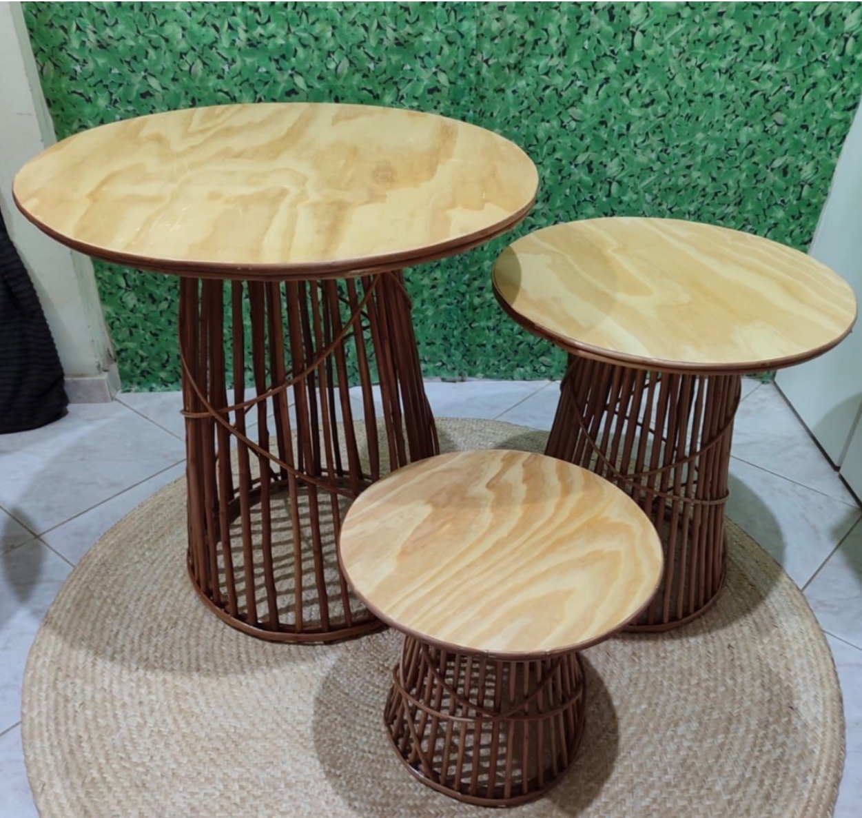 Trio de Mesas Palitos Vime  - Roberta Locações 