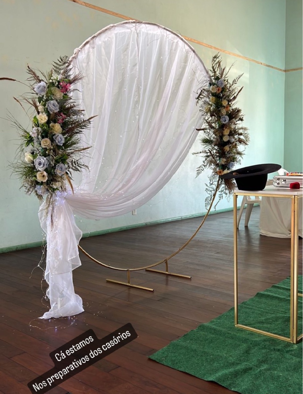 Armação de Ferro Dourado Redonda + Voal + Flores  - A casa do pegue e monte 