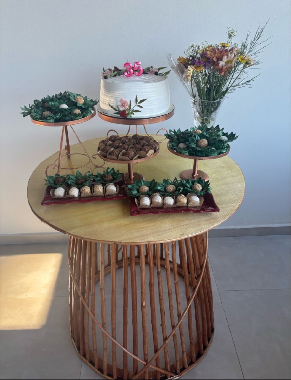 Aniversário  Só Um Bolinho  - A casa do pegue e monte 