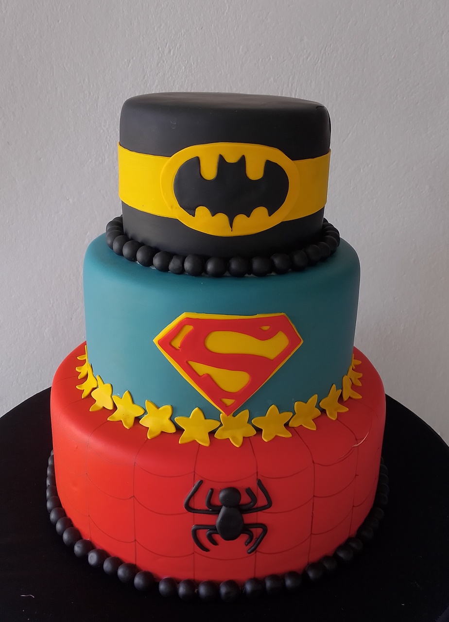 Bolo Fake Super Heróis  - Lana Festas 