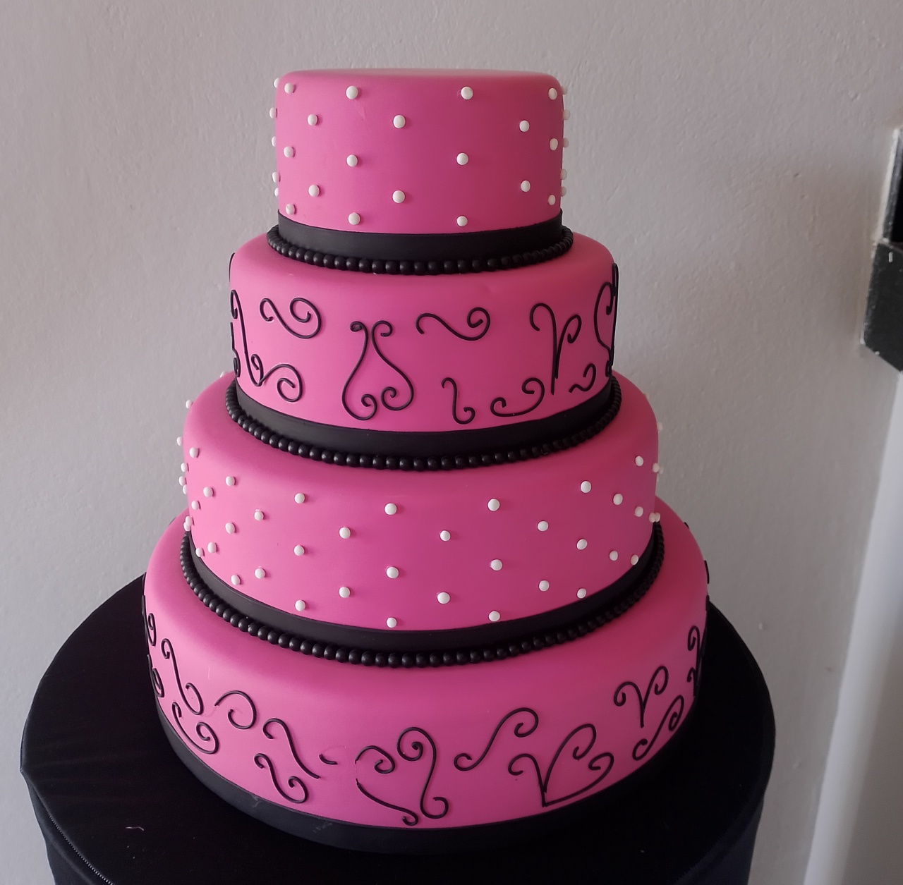 Bolo Fake Rosa Com Preto  - Lana Festas 