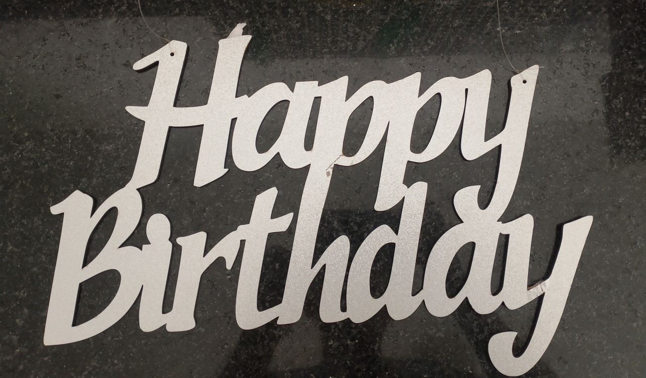 Placa Happy Birthday Prateada  - Lana Festas 