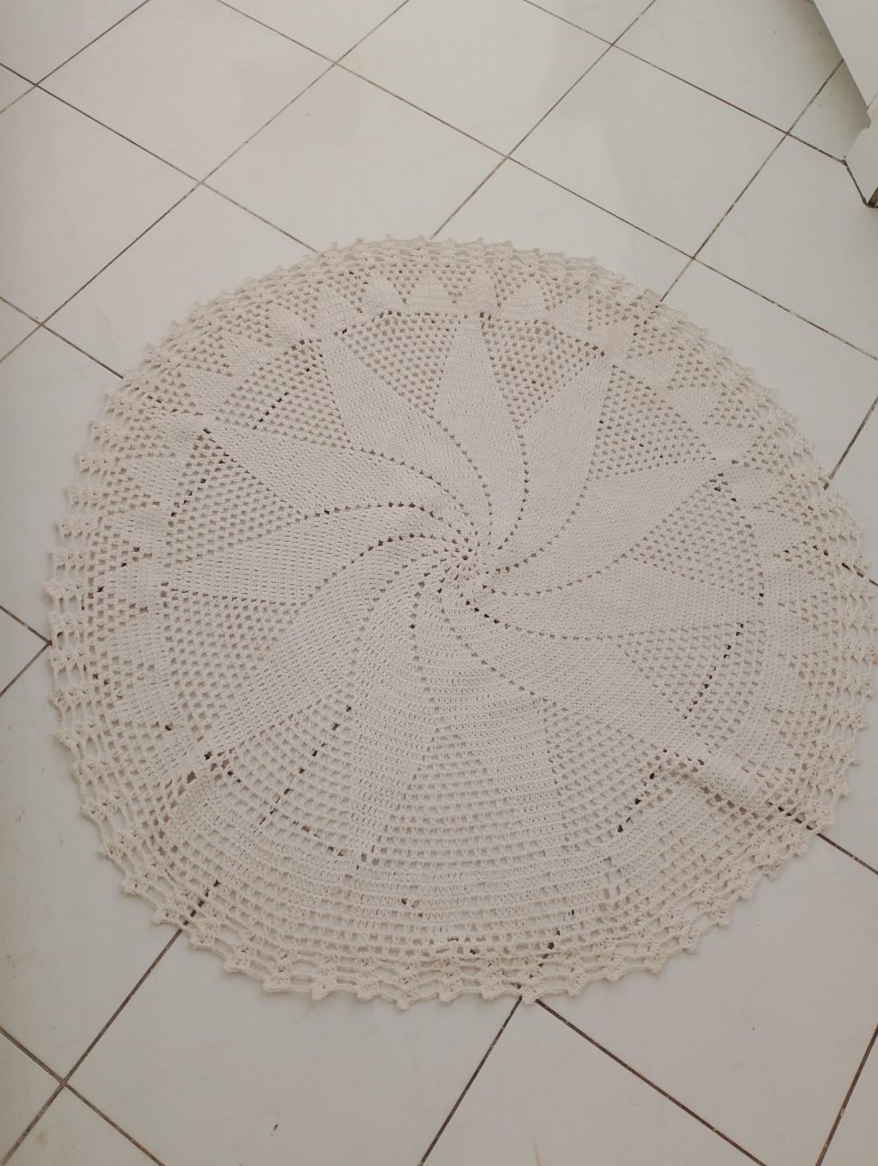 Tapete Branco de Crochê Redondo  - Lana Festas 
