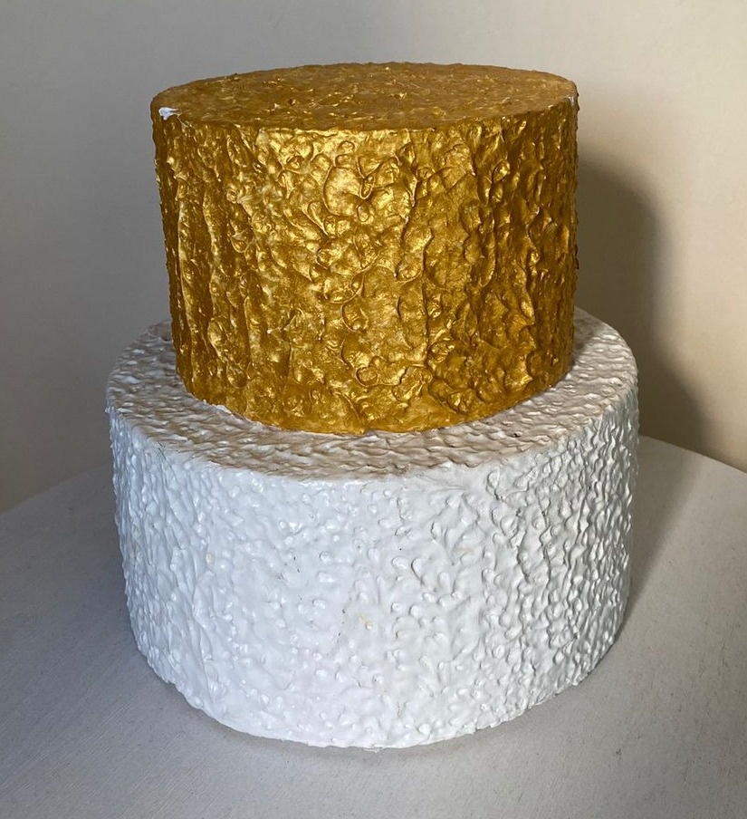 Bolo Fake Branco C/ Dourado Textura Rolada - Amanda Rocha de Azevedo