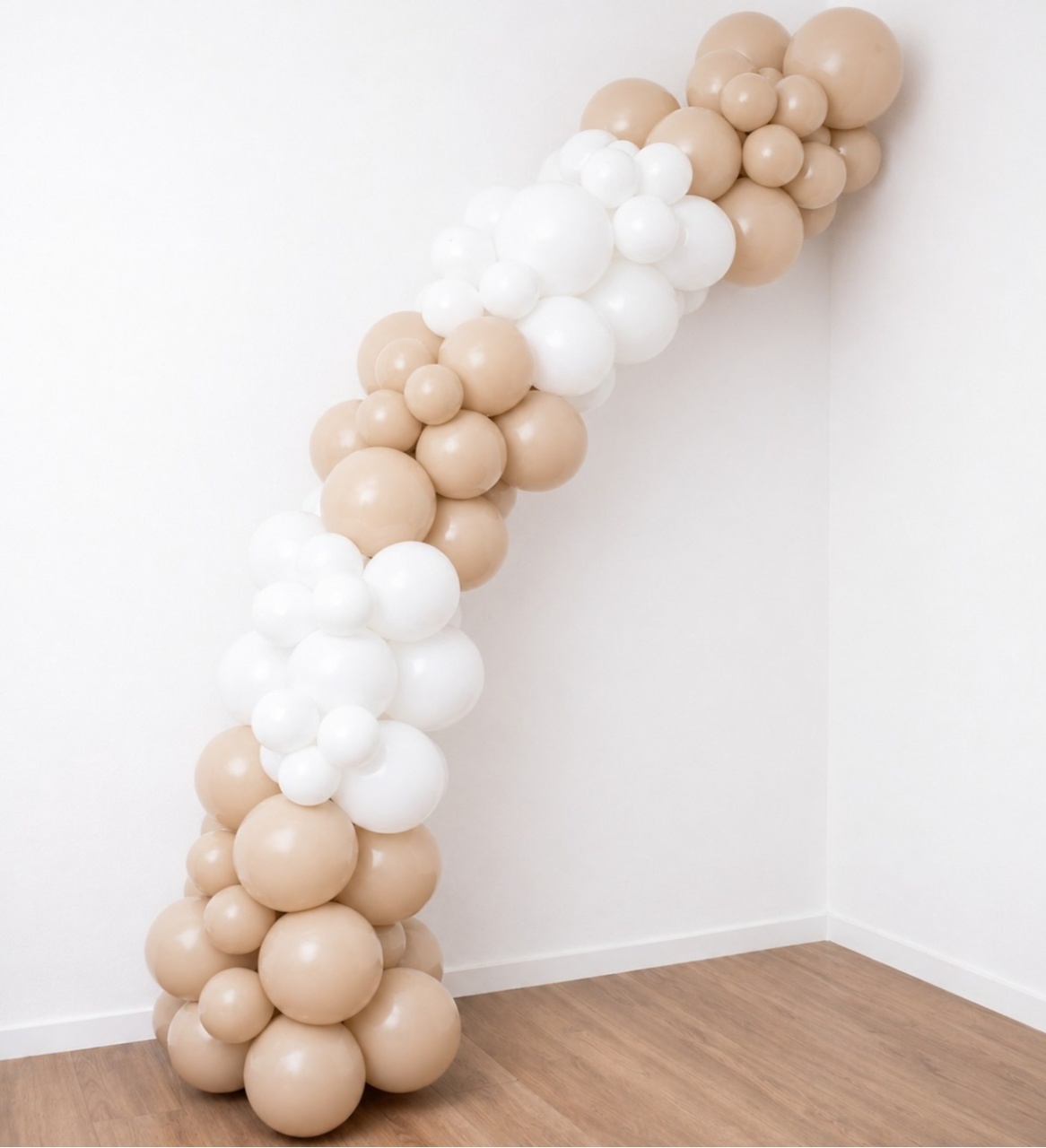 Arco de Bexigas Bege Com Branco - JPeventospeguemontee