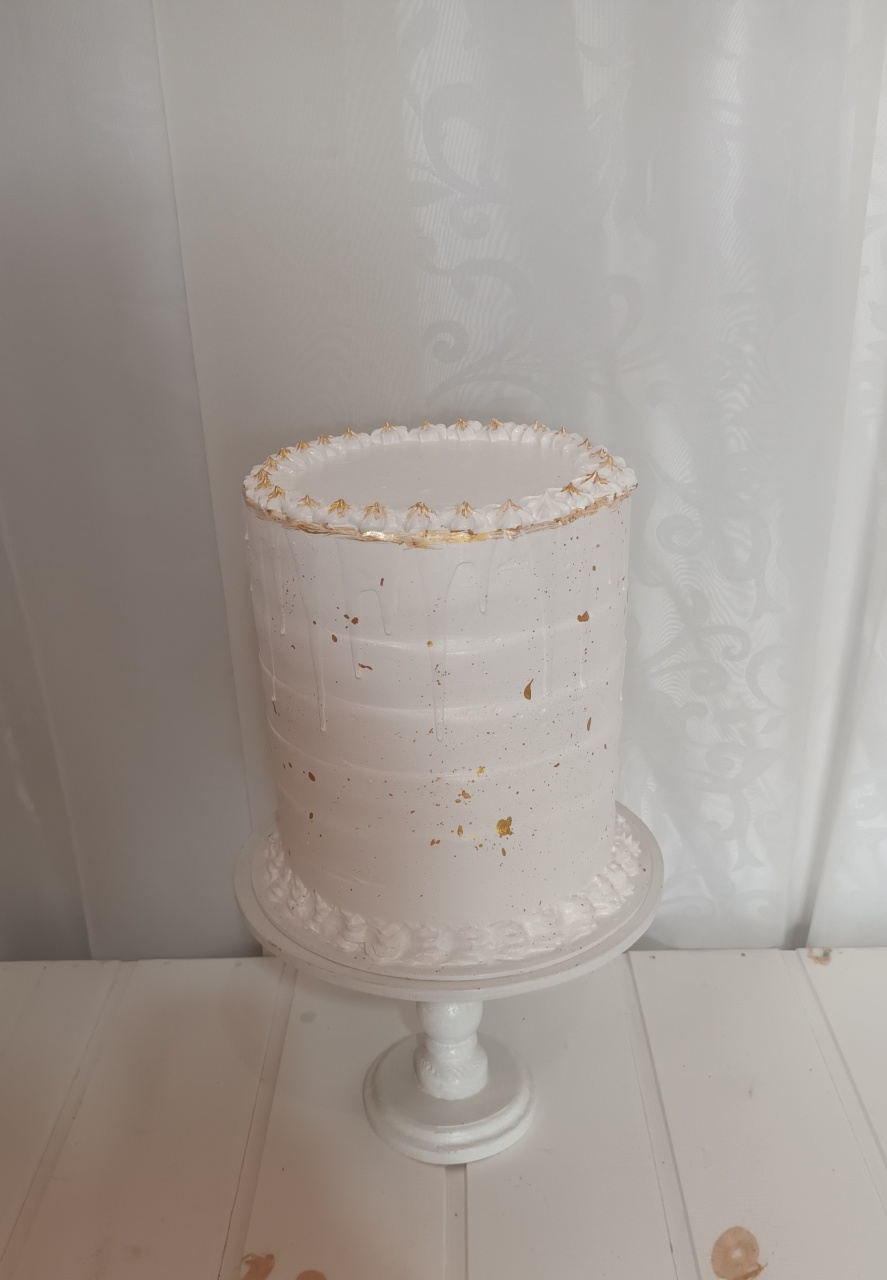 Bolo Fake I  - Branco E Dourado - CRIS FEST DECOR - PEGUE E MONTE